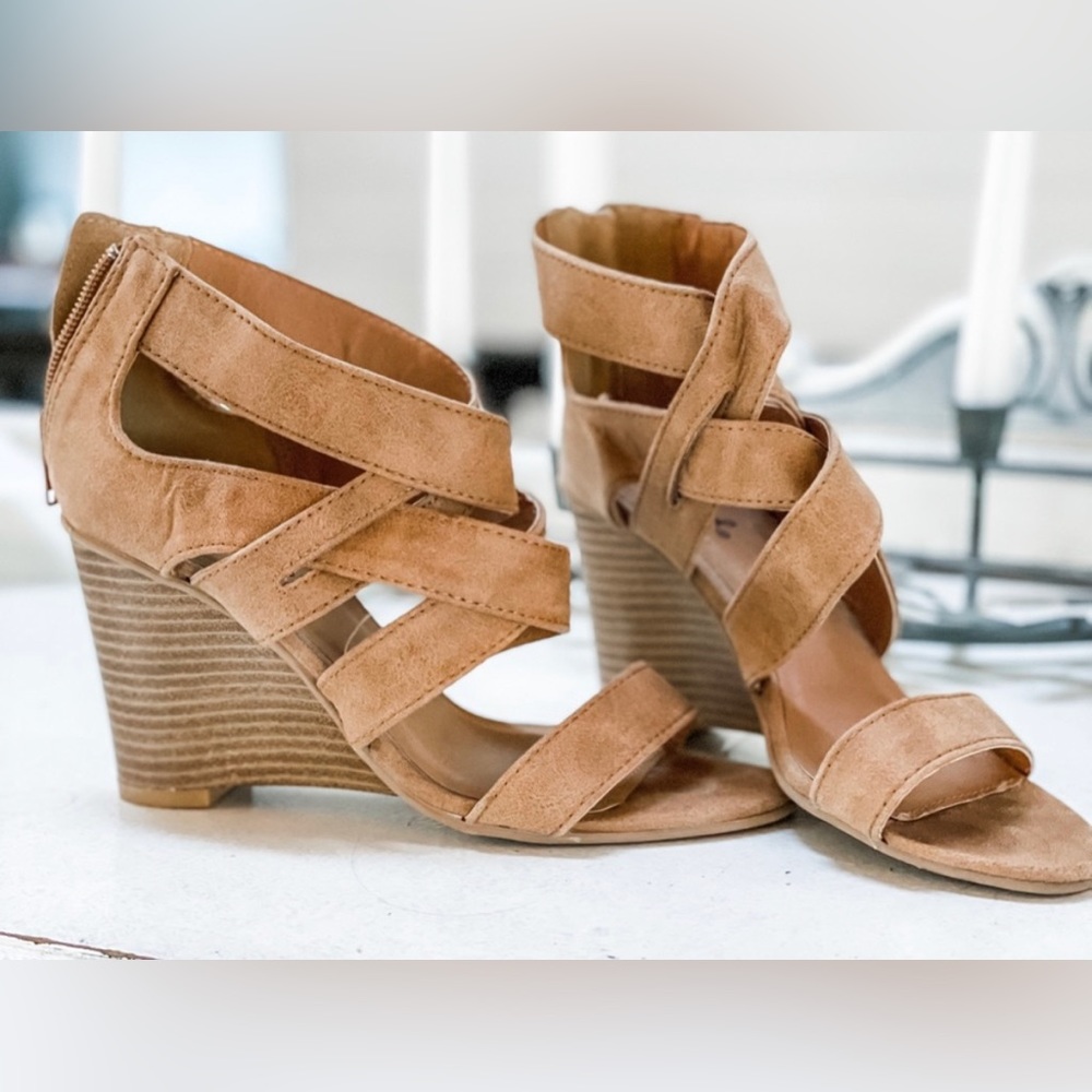 Qupid”Brody” wedge sandal